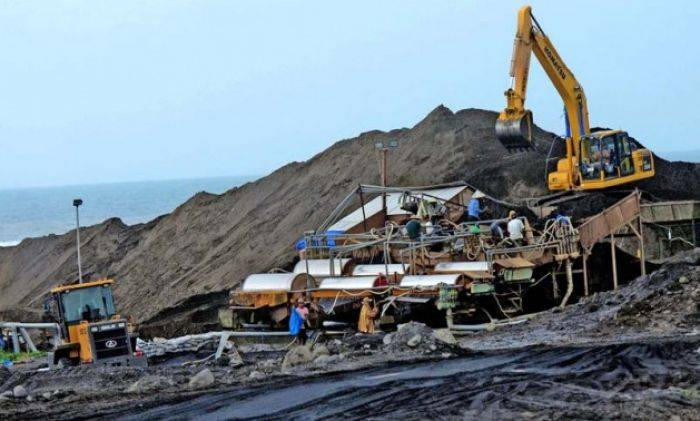Dugaan Gratifikasi Pasir Besi, Selangkah Lagi Tersangka Ditetapkan Dugaan Gratifikasi Pasir Besi, Selangkah Lagi Tersangka Ditetapkan
