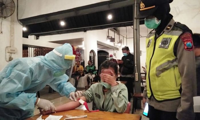 Surabaya Tertinggi Kasus Covid-19 di Jatim, Gugas Bersama TNI-Polri Lakukan Rapid Test On the Spot Surabaya Tertinggi Kasus Covid-19 di Jatim, Gugas Bersama TNI-Polri Lakukan Rapid Test On the Spot