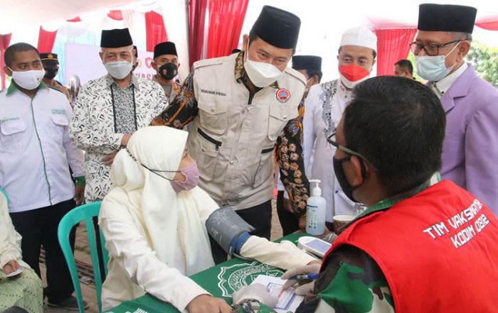 Bupati Yuhronur Tinjau Pelaksanaan Vaksinasi Merdeka Serentak di Pondok Pesantren