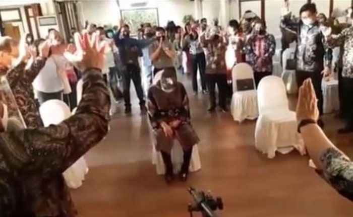Wujud Cinta Warga ke Wali Kota, Rohaniawan Doakan Risma Selalu Sehat dan Dilindungi Tuhan Wujud Cinta Warga ke Wali Kota, Rohaniawan Doakan Risma Selalu Sehat dan Dilindungi Tuhan