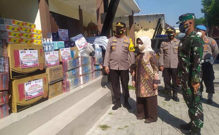 Polres Jombang Berikan Sarpras Penunjang Kampung Tangguh ke 182 Desa Polres Jombang Berikan Sarpras Penunjang Kampung Tangguh ke 182 Desa