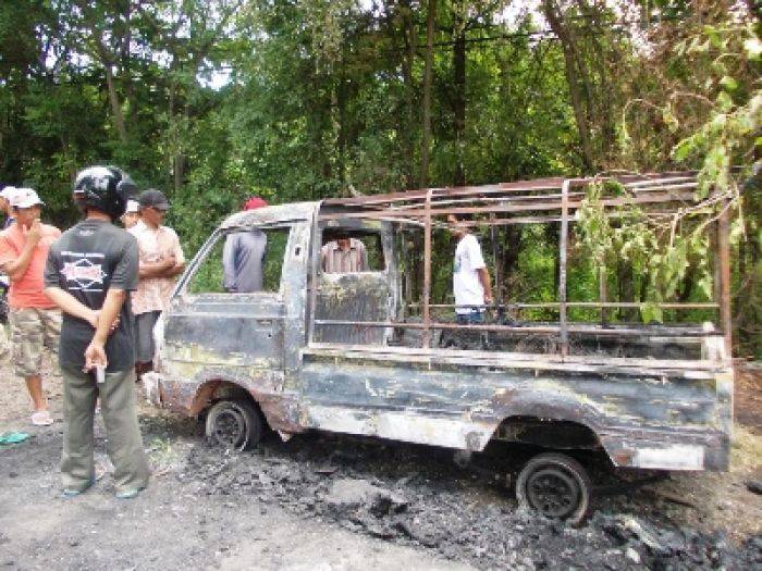 Carry Terguling dan Terbakar di Jalur Pantura Situbondo