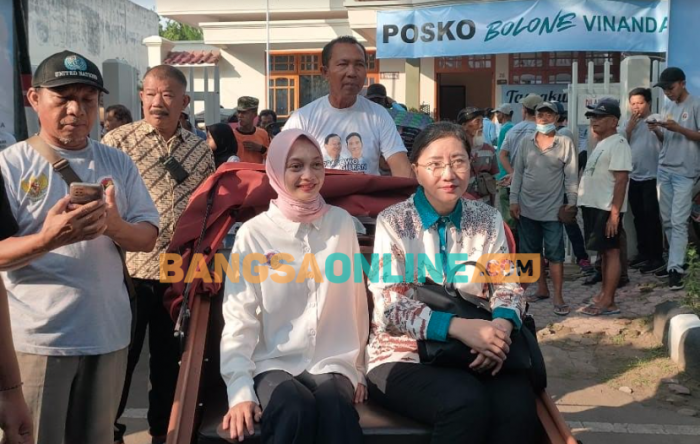Bakal Calon Wali Kota Muda Kediri Vinanda Keliling Naik Becak Sapa Warga Bakal Calon Wali Kota Muda Kediri Vinanda Keliling Naik Becak Sapa Warga
