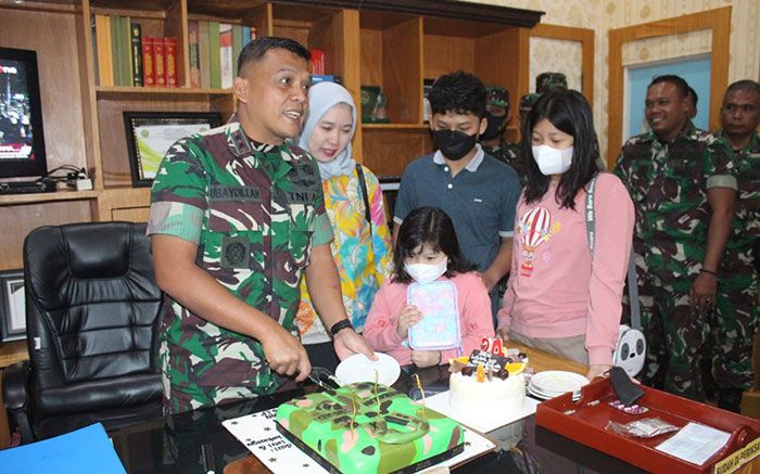 Dandim 0826/Pamekasan Ucapkan Terima Kasih saat Terima Kue Ulang Tahun ke-42 Dandim 0826/Pamekasan Ucapkan Terima Kasih saat Terima Kue Ulang Tahun ke-42
