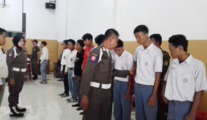 Puluhan Pelajar Terjaring Razia di Probolinggo, Petugas Temukan Video Bokep Puluhan Pelajar Terjaring Razia di Probolinggo, Petugas Temukan Video Bokep