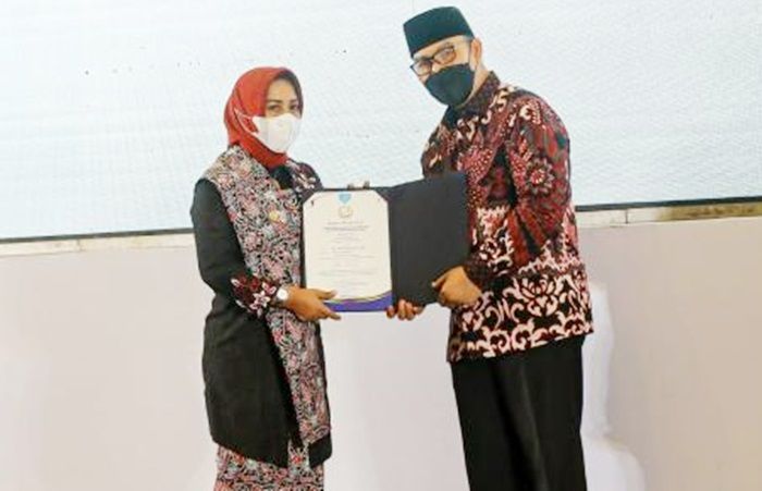 Wali Kota Mojokerto Terima Tanda Penghargaan Manggala Karya Kencana dari BKKBN di Medan Wali Kota Mojokerto Terima Tanda Penghargaan Manggala Karya Kencana dari BKKBN di Medan