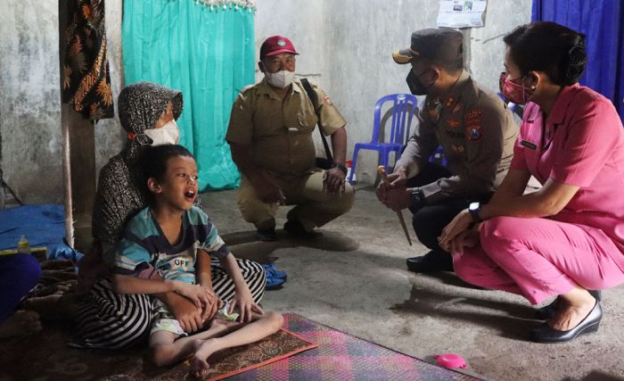 Kapolres Ngawi Berikan Bantuan kepada Eko, Bocah Lumpuh yang Kakinya Sempat Diikat ke Tiang Kapolres Ngawi Berikan Bantuan kepada Eko, Bocah Lumpuh yang Kakinya Sempat Diikat ke Tiang