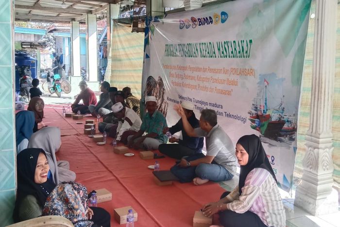 Tim KKN Tematik UTM Gelar Sosialisasi Penguatan Poklahsar di Desa Tanjung Pamekasan Tim KKN Tematik UTM Gelar Sosialisasi Penguatan Poklahsar di Desa Tanjung Pamekasan