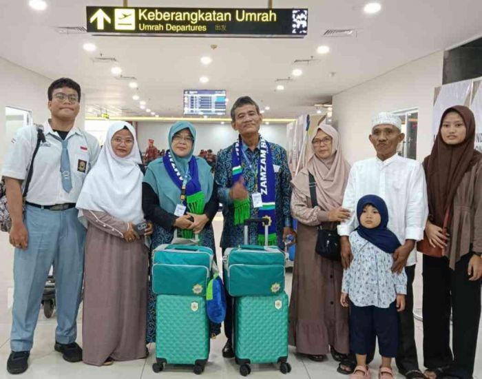 Pemimpin Redaksi HARIAN BANGSA Berangkat Umrah Bersama Istrinya Pemimpin Redaksi HARIAN BANGSA Berangkat Umrah Bersama Istrinya