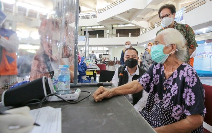 Vaksinasi Dosis Kedua di ITS Dapat Dukungan Wali Kota Eri Vaksinasi Dosis Kedua di ITS Dapat Dukungan Wali Kota Eri