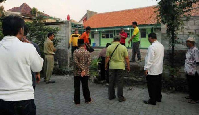 Walikota Bongkar Tembok Akses ke MTs Muhammadiyah, Warga Beda Sikap Walikota Bongkar Tembok Akses ke MTs Muhammadiyah, Warga Beda Sikap