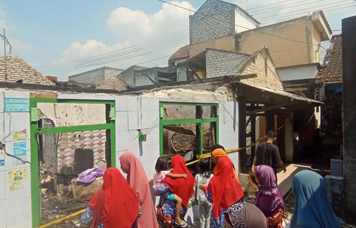 Dua Rumah di Lamongan Ludes Terbakar, Ibu dan Anak Tewas Terpanggang Dua Rumah di Lamongan Ludes Terbakar, Ibu dan Anak Tewas Terpanggang