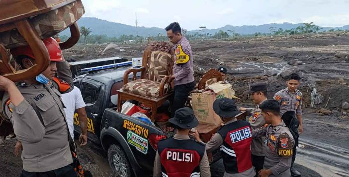 Polda Jatim Terjunkan Ratusan Personel Evakuasi Warga Terdampak Erupsi Semeru