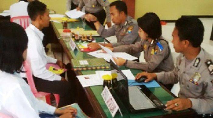 Calon Polisi Serbu Mapolres Lamongan Calon Polisi Serbu Mapolres Lamongan