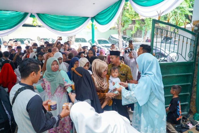Khofifah Gelar Open House dan Halal Bi Halal Bersama Masyarakat dan Sejumlah Pejabat Khofifah Gelar Open House dan Halal Bi Halal Bersama Masyarakat dan Sejumlah Pejabat