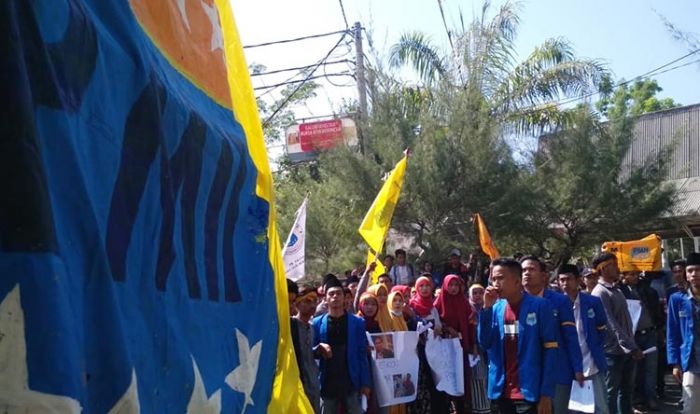 Insiden Perobekan Banner PMII oleh Oknum Dosen, Ratusan Kader Gelar Aksi Tuntut Pemecatan Insiden Perobekan Banner PMII oleh Oknum Dosen, Ratusan Kader Gelar Aksi Tuntut Pemecatan