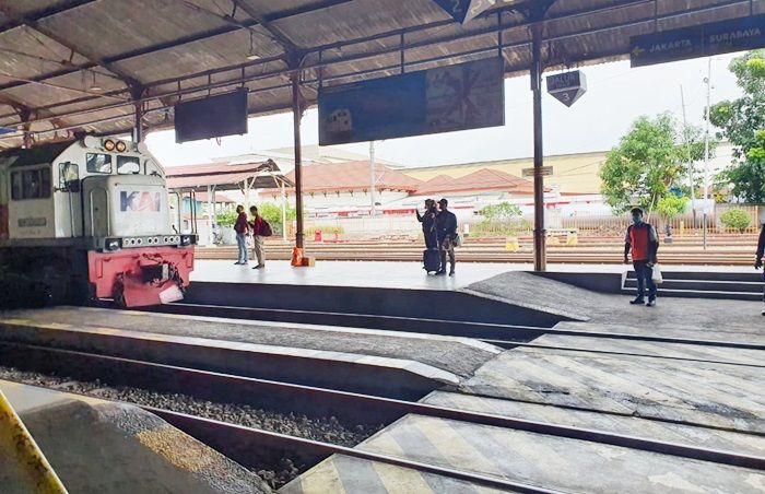 PT KAI Minta Maaf, Perjalanan KA di Doap 7 Madiun Terganggu Imbas Banjir Jakarta PT KAI Minta Maaf, Perjalanan KA di Doap 7 Madiun Terganggu Imbas Banjir Jakarta