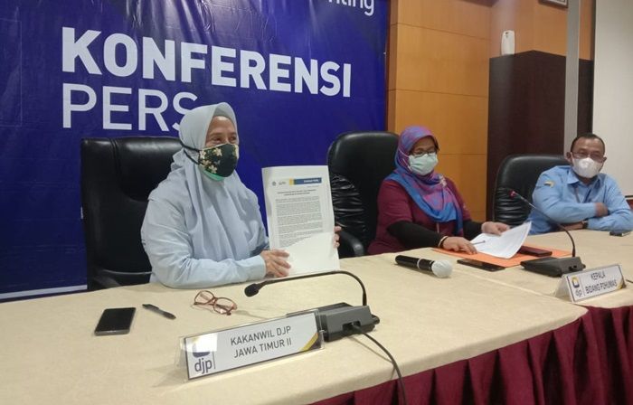 Tiga Tersangka Pemalsuan Faktur Pajak Diserahkan ke Kejari Sidoarjo Tiga Tersangka Pemalsuan Faktur Pajak Diserahkan ke Kejari Sidoarjo