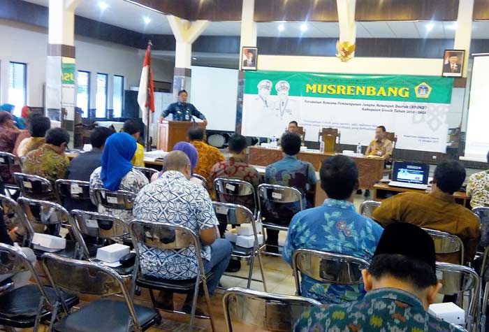 Bupati Sambari Pastikan Tak Ada Program Copy Paste dalam Musrenbang Revisi RPJMD Bupati Sambari Pastikan Tak Ada Program Copy Paste dalam Musrenbang Revisi RPJMD