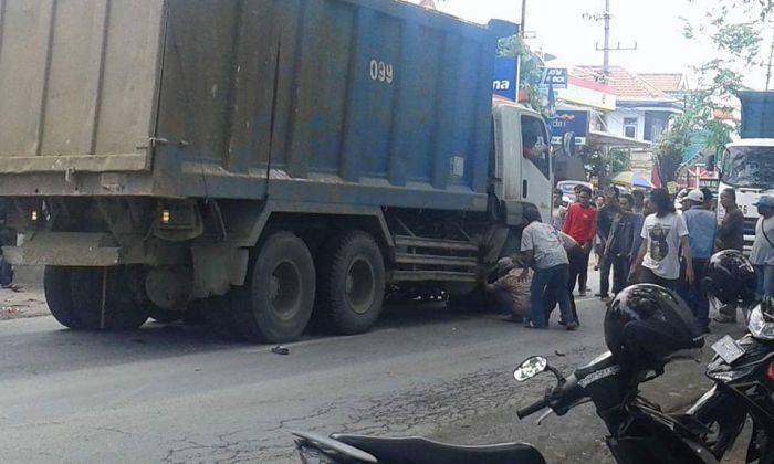 Dump Truck Bermuatan Galian di Gresik Kembali Lindas Pengendara Motor Dump Truck Bermuatan Galian di Gresik Kembali Lindas Pengendara Motor