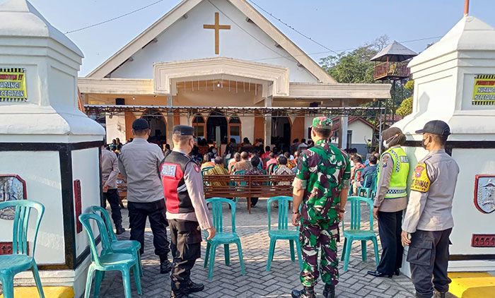 Amankan Misa Jumat Agung, Polres Kediri Kerahkan Puluhan Anggota Amankan Misa Jumat Agung, Polres Kediri Kerahkan Puluhan Anggota