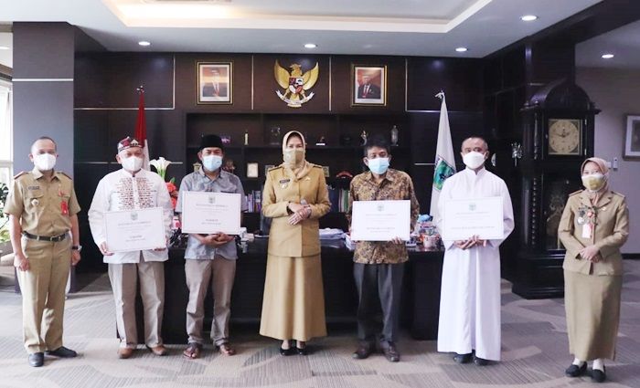 Wali Kota Dewanti Serahkan Insentif kepada Penjaga Tempat Ibadah se-Kota Batu Wali Kota Dewanti Serahkan Insentif kepada Penjaga Tempat Ibadah se-Kota Batu