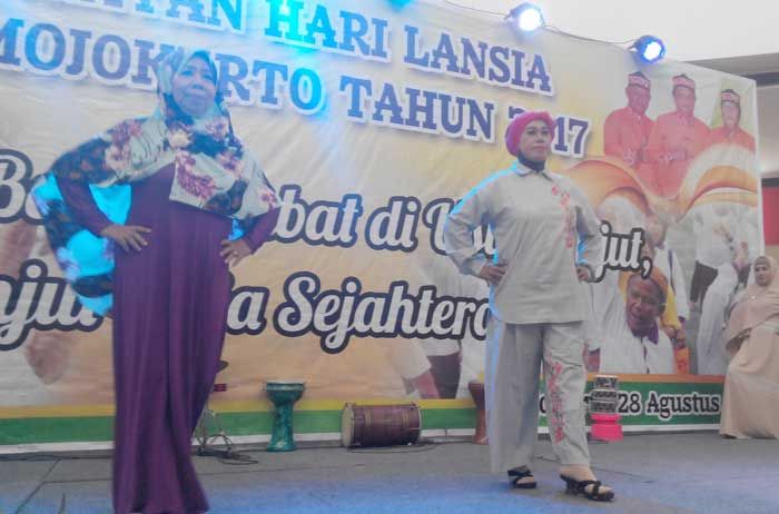 Menengok Giat Lansia di Mojokerto: Perankan Peragawati, Hadrah, hingga Produksi Kerajinan Tangan Menengok Giat Lansia di Mojokerto: Perankan Peragawati, Hadrah, hingga Produksi Kerajinan Tangan