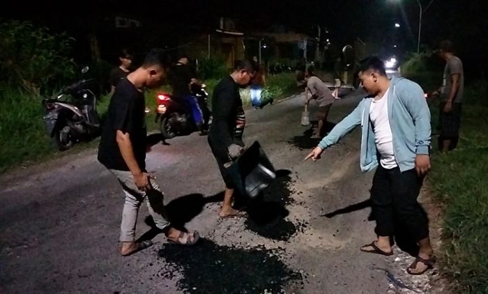 Ketua Fraksi PKB DPRD Gresik Tambal Kerusakan Jalan Betoyo-Tanggulrejo Manyar
