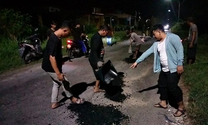 Ketua Fraksi PKB DPRD Gresik Tambal Kerusakan Jalan Betoyo-Tanggulrejo Manyar Ketua Fraksi PKB DPRD Gresik Tambal Kerusakan Jalan Betoyo-Tanggulrejo Manyar