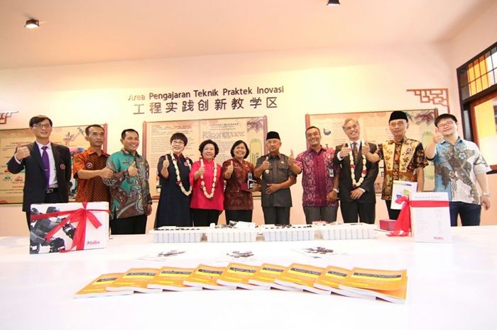 Pererat Hubungan dengan SMK Dongli Tianjin China, SMK PGRI 2 Ponorogo Pasang Big Screen TV