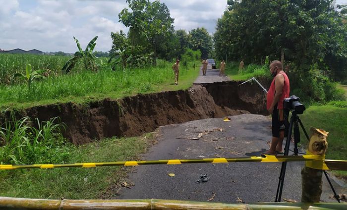 Diguyur Hujan Deras Berminggu-minggu, Jalan Penghubung Desa di Mojokerto Amblas Diguyur Hujan Deras Berminggu-minggu, Jalan Penghubung Desa di Mojokerto Amblas