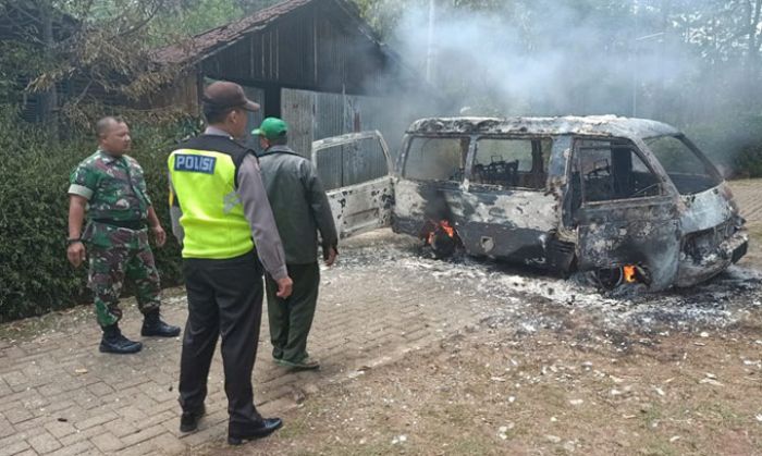 Korsleting, Sebuah Mobil di Ngrambe Ngawi Habis Terbakar