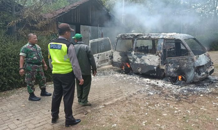 Korsleting, Sebuah Mobil di Ngrambe Ngawi Habis Terbakar Korsleting, Sebuah Mobil di Ngrambe Ngawi Habis Terbakar