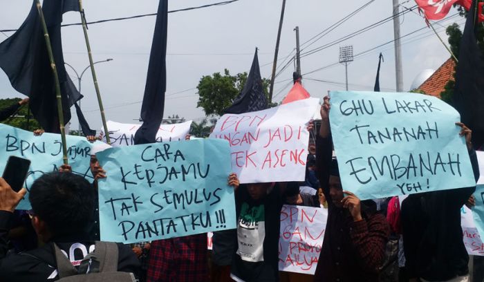 Puluhan Santri di Bangkalan Demo Tuntut BPN Kembalikan Hak Milik Tanah Puluhan Santri di Bangkalan Demo Tuntut BPN Kembalikan Hak Milik Tanah