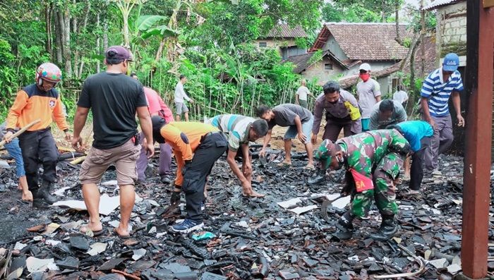 Lalai Panasi Sayur, Rumah Pasutri di Ngrambe Ngawi Ludes Terbakar Lalai Panasi Sayur, Rumah Pasutri di Ngrambe Ngawi Ludes Terbakar