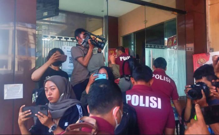 Tiga Tersangka Perwira dari Polres Malang dan Brimob Diperiksa Polda Jatim atas Tragedi Kanjuruhan Tiga Tersangka Perwira dari Polres Malang dan Brimob Diperiksa Polda Jatim atas Tragedi Kanjuruhan
