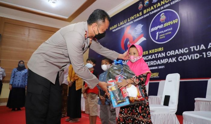 Peringati HUT Lalu Lintas ke-66, Polres Kediri Gelar Baksos untuk Anak Yatim Peringati HUT Lalu Lintas ke-66, Polres Kediri Gelar Baksos untuk Anak Yatim