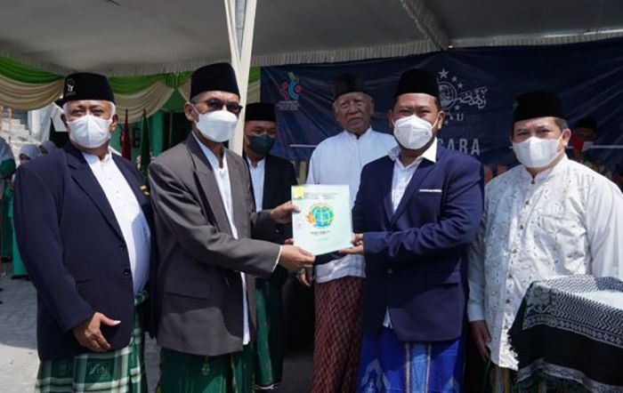 Bupati Gesik Serahkan Sertifikat Tanah Bukit Condrodipo ke PCNU Bupati Gesik Serahkan Sertifikat Tanah Bukit Condrodipo ke PCNU