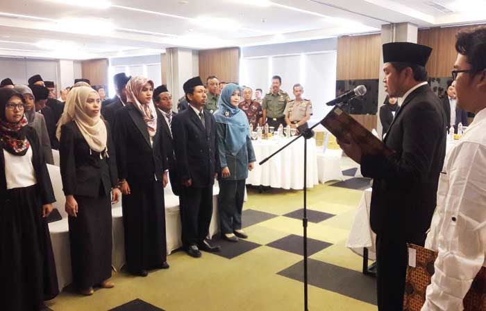 Dilantik, Panwascam Gresik Diminta Jaga Integritas dalam Jalankan Tugas Dilantik, Panwascam Gresik Diminta Jaga Integritas dalam Jalankan Tugas