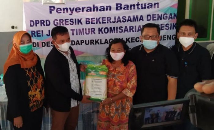 DPRD Gresik Gandeng REI Jatim Bantu 400 Paket Sembako untuk Korban Banjir di Benjeng