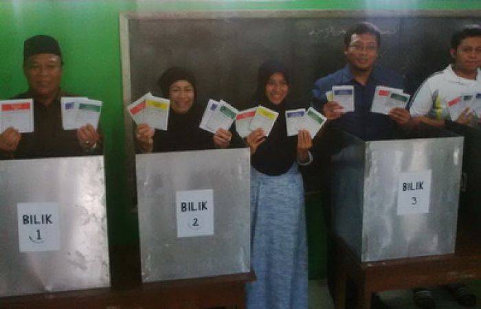 Bupati Lamongan Fadeli Antre Mencoblos Bupati Lamongan Fadeli Antre Mencoblos