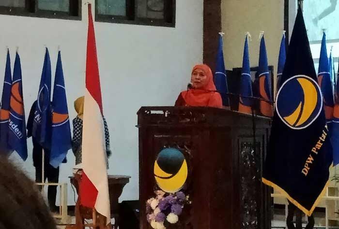 Ratusan Kader NasDem Jatim Sambut Khofifah dengan Yel-Yel "Khofifah Gubernurku" Ratusan Kader NasDem Jatim Sambut Khofifah dengan Yel-Yel "Khofifah Gubernurku"