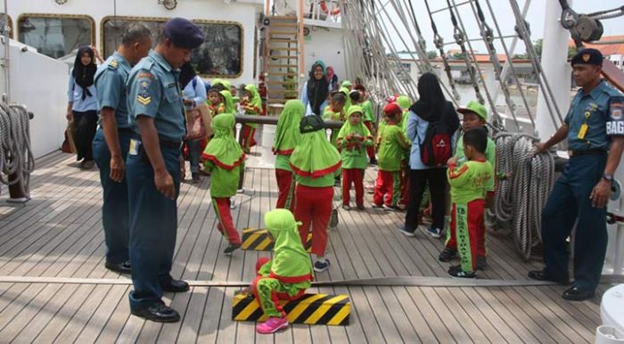 KRI dr. Soeharso dan KRI Bimasuci Diserbu Ratusan Siswa TK Islam Al-Hidayah KRI dr. Soeharso dan KRI Bimasuci Diserbu Ratusan Siswa TK Islam Al-Hidayah