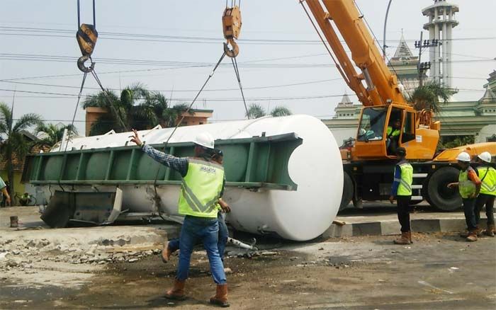 Truk Tangki Semen Curah Terguling, Jalan Raya Duduksampeyan Macet Berjam-Jam