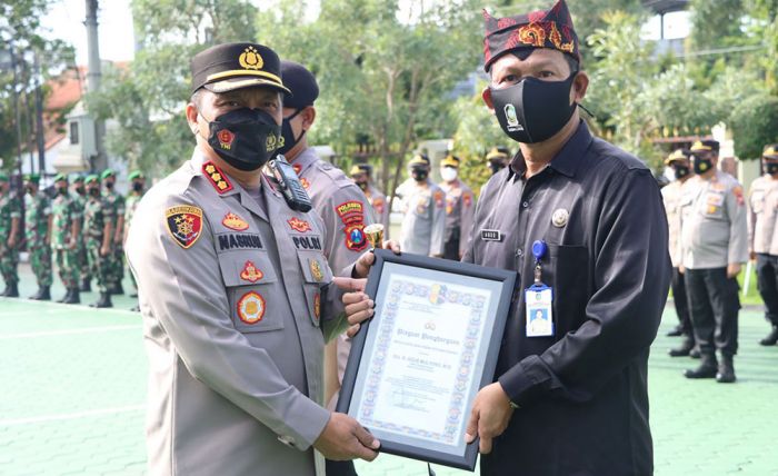 Tangkap Pelaku Percobaan Pembunuhan Kiai, Polresta Banyuwangi Beri Penghargaan Forpimka Pesanggaran Tangkap Pelaku Percobaan Pembunuhan Kiai, Polresta Banyuwangi Beri Penghargaan Forpimka Pesanggaran