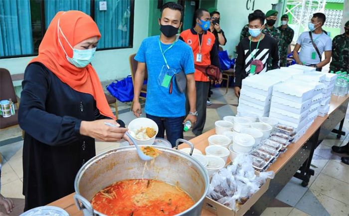 Obati Rindu PMI Jatim, Gubernur Khofifah Ajak Makan Bersama Ketupat Sayur dan Lepet di Asrama Haji