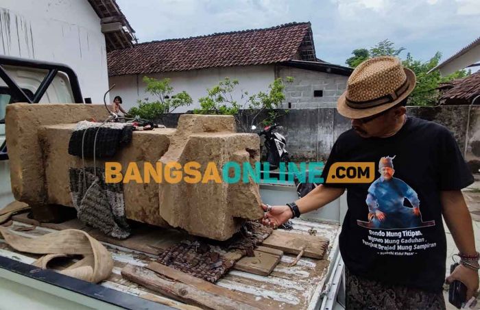 Tugu di Kediri Dievakuasi ke Balai Desa Kayunan