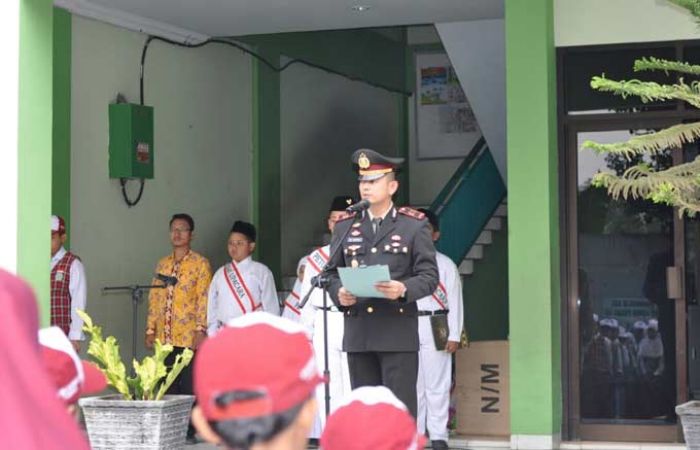 Kasatlantas Polres Tuban jadi Pembina Upacara di SD BAS