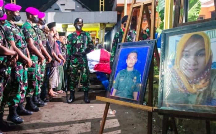 ​Isak Tangis Sambut Jenazah Sertu Eka Andriyanto dan Sri Lestari, Korban Serangan KKB Papua