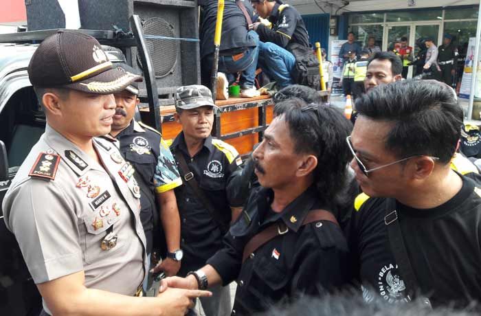 Debt Collector Arogan terhadap Nasabah, Massa LSM GMBI Demo Tuntut BCA Finance Gresik Ditutup